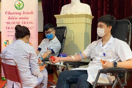 Các cán bộ y tế Bệnh viện Hữu nghị Việt Đức hiến máu nhóm máu O sáng 4-2.