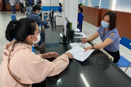 Nhân viên Sài Gòn giải quyết đổi trả vé cho hành khách.