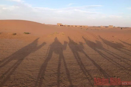 Trên đường vào sa mạc Sahara từ miền nam Morocco