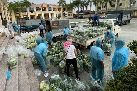 Các nhu yếu phẩm thiết yếu hỗ trợ bà con bị phong toả ở huyện Kim Thành