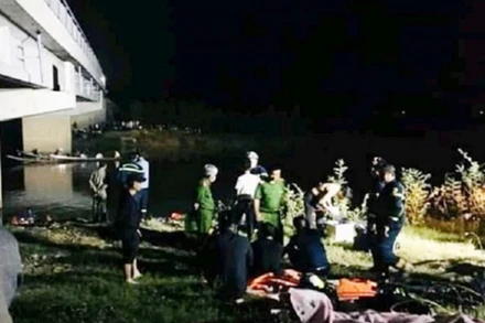 Lực lượng chức năng thực hiện công tác cứu hộ, cứu nạn các nạn nhân. Bên trái là cầu Lai Phước 2. 