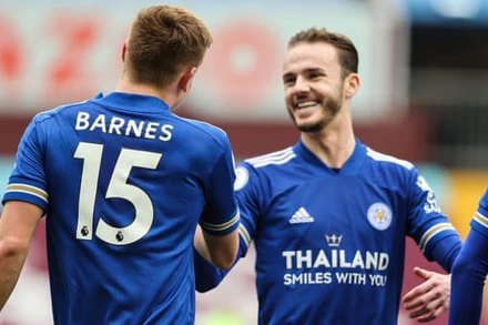 J. Maddison (phải) và H. Barnes là tác giả hai bàn thắng của Leicester.