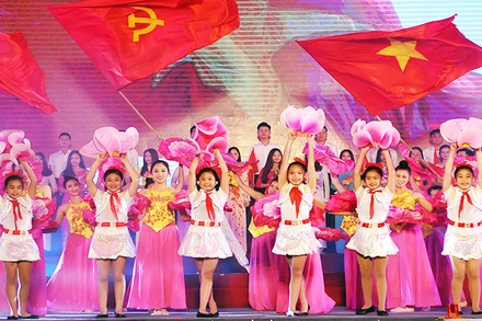 Hát mừng Đảng quang vinh. Ảnh: ĐĂNG KHOA