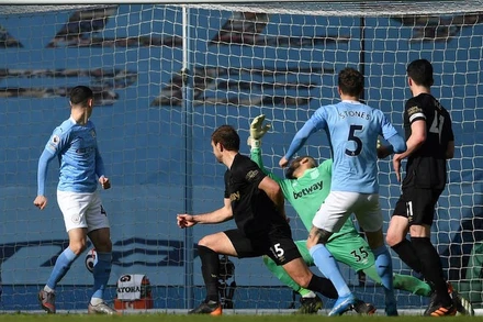 J. Stone (số 5) ghi bàn thắng thứ hai cho Man City.