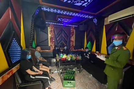 Công an huyện xử lý vi phạm tại quán Karaoke Gily 34.