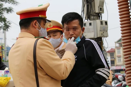 Cảnh sát giao thông Hà Nội kiểm tra nồng độ cồn đối với người điều khiển phương tiện tham gia giao thông.