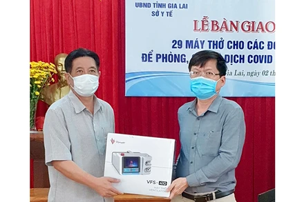 Đại diện Sở Y tế Gia Lai trao máy thở cho đại diện Trung tâm Y tế huyện Chư Păh.  