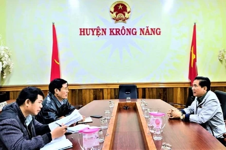 Chủ tịch UBND huyện Krông Năng Trương Hoài Anh làm việc với phóng viên Báo Nhân Dân thường trú tại Đắk Lắk về nội dung vụ việc.
