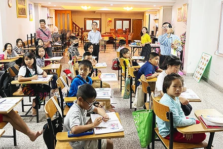 Lớp học tiếng Việt của thầy Sáu ở tỉnh Nakhon Phanom.