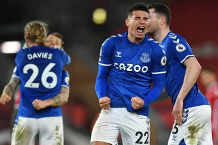 Các cầu thủ Everton mừng chiến thắng Liverpool trên sân Anfield.