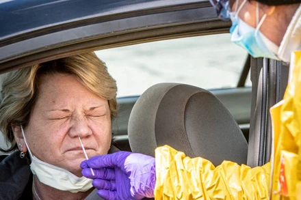 Lấy mẫu xét nghiệm Covid-19 tại New York, Mỹ. Ảnh: Getty Images.