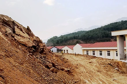 Nguy cơ sạt trượt từ quả đồi sát trường PTDTBT-THCS Trung Thành.