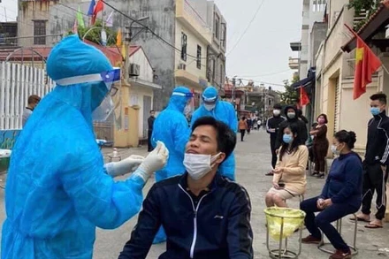 Lấy mẫu xét nghiệm nhanh các cụm dân cư có người nhiễm Covid-19 ở TP Hải Dương.