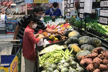 Người dân mua rau, củ, quả, rau xanh tại siêu thị Co.opmart Quang Trung (quận Gò Vấp) sáng 15-2.