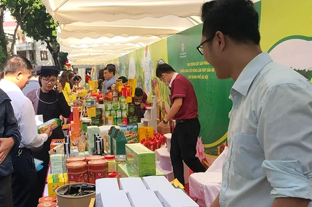 Gian hàng giới thiệu các sản phẩm OCOP. 