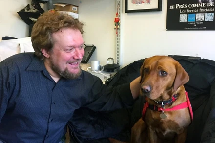 Tiến sĩ Andreas Mershin, Đại học MIT, thành viên của nhóm nghiên cứu phát triển mũi điện tử.