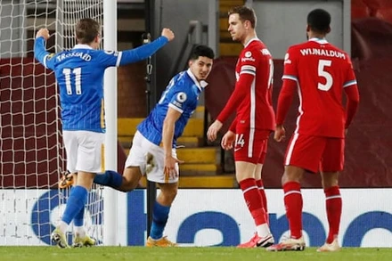 Các cầu thủ Liverpool (áo đỏ) thẫn thờ trước bàn thua phút 56.