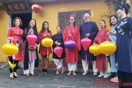 Chị Nadine (áo dài đỏ, giữa) cùng hai con và những người bạn tham gia hoạt động văn hoá tại Hội An