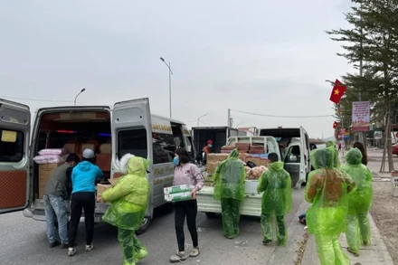 Các đội thiện nguyện trong và ngoài tỉnh vận chuyển hàng hóa hỗ trợ TP Chí Linh chống dịch tại cửa ngõ phía nam thành phố.