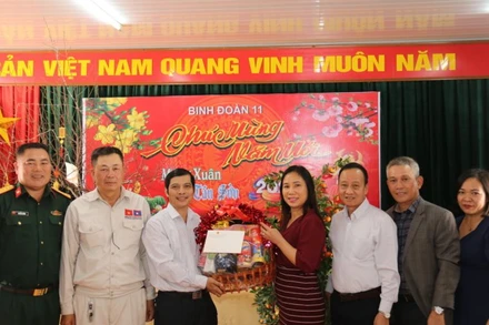 Công sứ Trịnh Thị Tâm (thứ 4 từ phải qua) trao quà tặng cán bộ, chiến sĩ Binh đoàn 11.