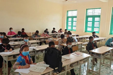 Thực hiện nghiêm quy định phòng dịch, 100% học sinh Trường PTDT bán trú - THCS Phì Nhừ đều đeo khẩu trang trong giờ học.