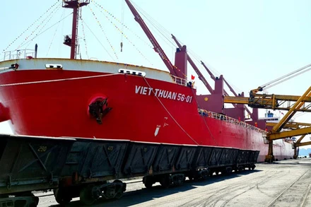 Tàu Việt Thuận 56-01 vào Cảng Cẩm Phả nhận tấn than đầu tiên của năm mới.