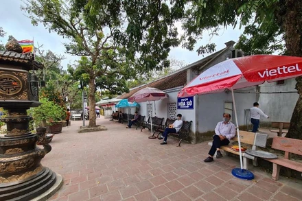 Không gian Đền Trần thoáng đãng, khác hẳn cảnh ken đặc người trước kia.