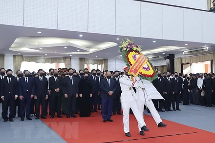 Đoàn đại biểu Ban Chấp hành Trung ương Đảng Cộng sản Việt Nam do Ủy viên Bộ Chính trị, Thủ tướng Chính phủ Nguyễn Xuân Phúc dẫn đầu viếng nguyên Phó Thủ tướng Trương Vĩnh Trọng. 