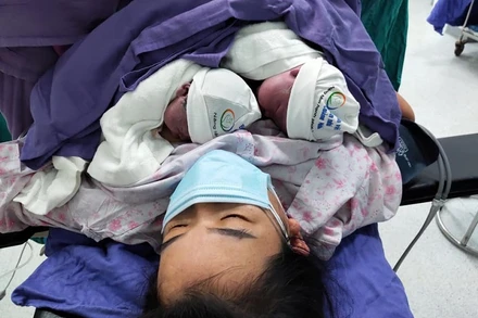 Những bé sơ sinh chào đời trong khu cách ly.