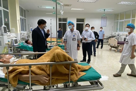 PGS, TS Đào Xuân Cơ - Phó Giám đốc Bệnh viện Bạch Mai khảo sát tại bệnh viện để chọn địa điểm thành lập bệnh viện dã chiến.