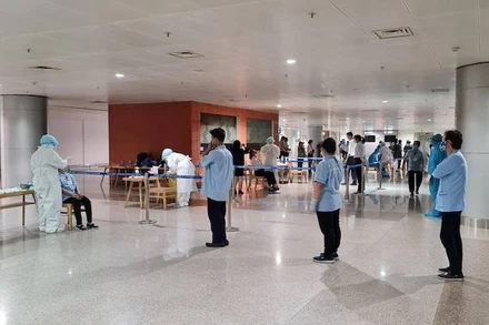 Lấy mẫu xét nghiệm nhân viên làm việc tại sân bay (Ảnh: HCDC)