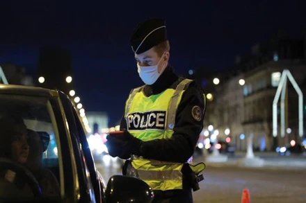 Cảnh sát kiểm tra người vi phạm. (Ảnh: Francebleu)