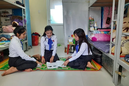 Các lưu học sinh sum vầy bên nhau, chia sẻ yêu thương, háo hức chờ đón Tết Việt.