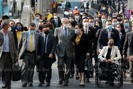 Ông Suthep và những người khác trên đường tới tòa để nghe tuyên án. (Ảnh: Bưu điện Bangkok)