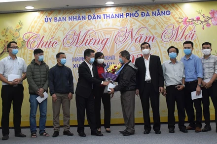 Bí thư Thành ủy Đà Nẵng Nguyễn Văn Quảng và Chủ tịch UBND TP Đà Nẵng Lê Trung Chinh tặng hoa chúc đoàn sớm hoàn thành nhiệm vụ.