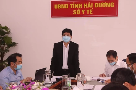 ThS, BS Nguyễn Trọng Khoa chủ trì cuộc họp trực tuyến về công tác điều trị.