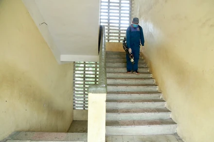 Phun khử khuẩn tại trường học (Ảnh: DUY LINH)