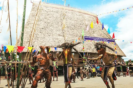 Những thanh niên khỏe mạnh phải “biến hóa” làm sao để lũ làng không ai nhận ra.