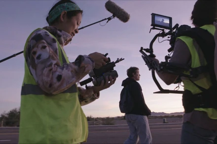 Nữ đạo diễn Cloe Zhao trên phim trường "Nomadland".