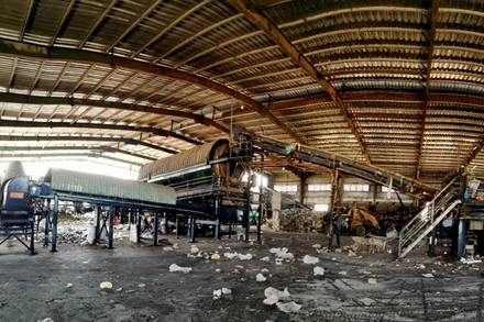 Dây chuyền xử lý rác tại Nhà máy xử lý chất thải rắn TP Đà Lạt.