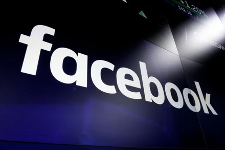 Logo Facebook trên màn hình tại Quảng trường Thời đại ở New York, Mỹ. Ảnh: AP.