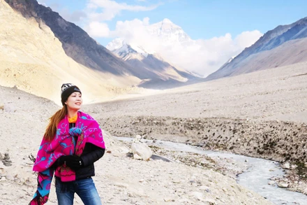 Di Li và hoàng hôn trên đỉnh Everest. Ảnh: FB nhân vật.