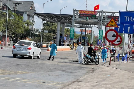 Chốt kiểm soát dịch bệnh ở thị trấn Phú Thái, huyện Kim Thành, cửa ngõ vào thị xã Kinh Môn.