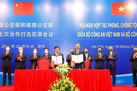 Bộ trưởng Công an hai nước ký kết và trao Biên bản Hội nghị.