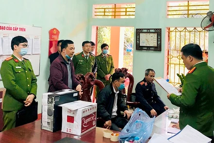 Lực lượng chức năng tiến hành khám xét nơi làm việc của Vũ Cảnh Phương.