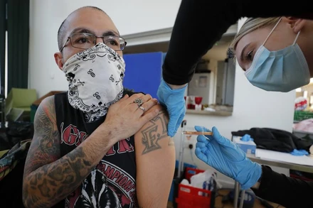 Ngày 5-2, Cơ quan Y tế Anh (NHS) đã bắt đầu tiêm chủng cho những người vô gia cư dễ bị tổn thương. Ảnh AP.