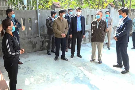 Lãnh đạo cùng các thành viên đoàn công tác ở huyện Quảng Xương kiểm tra người có yếu tố dịch tễ liên quan cách ly tại gia đình.