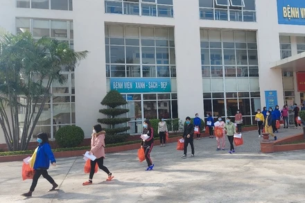 Các bệnh nhân xuất viện ra phương tiện về quê đón Tết.