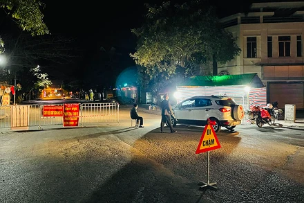 Chốt kiểm soát dịch bệnh ven quốc lộ 5 tại thị trấn Lai Cách, huyện Cẩm Giàng.