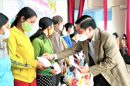 Đồng chí Bùi Văn Cường, Ủy viên T.Ư Đảng, Bí thư Tỉnh ủy Đắk Lắk trao quà cho đối tượng chính sách và hộ nghèo huyện Buôn Đôn.